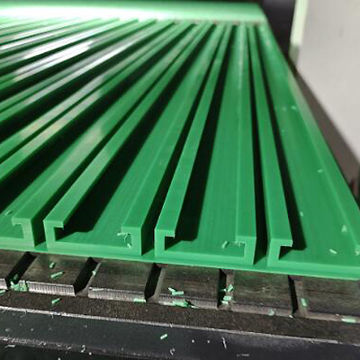 Направляющие роликовых цепей конвейера из СВМПЭ