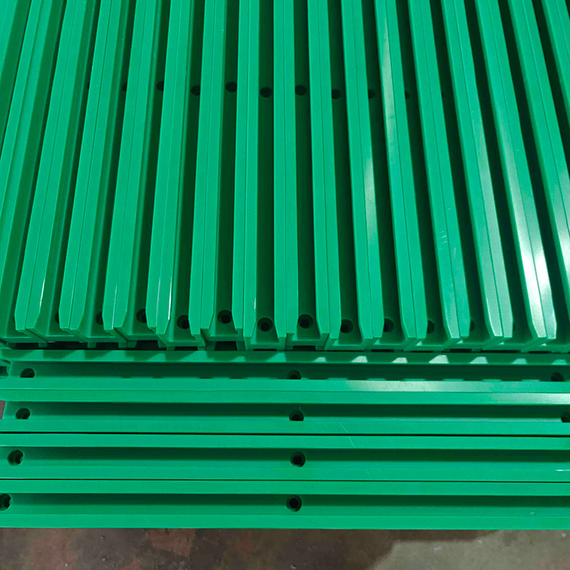 Устойчивые к истиранию профили направляющих цепи из СВМПЭ Устойчивые к истиранию профили направляющих цепи из СВМПЭ